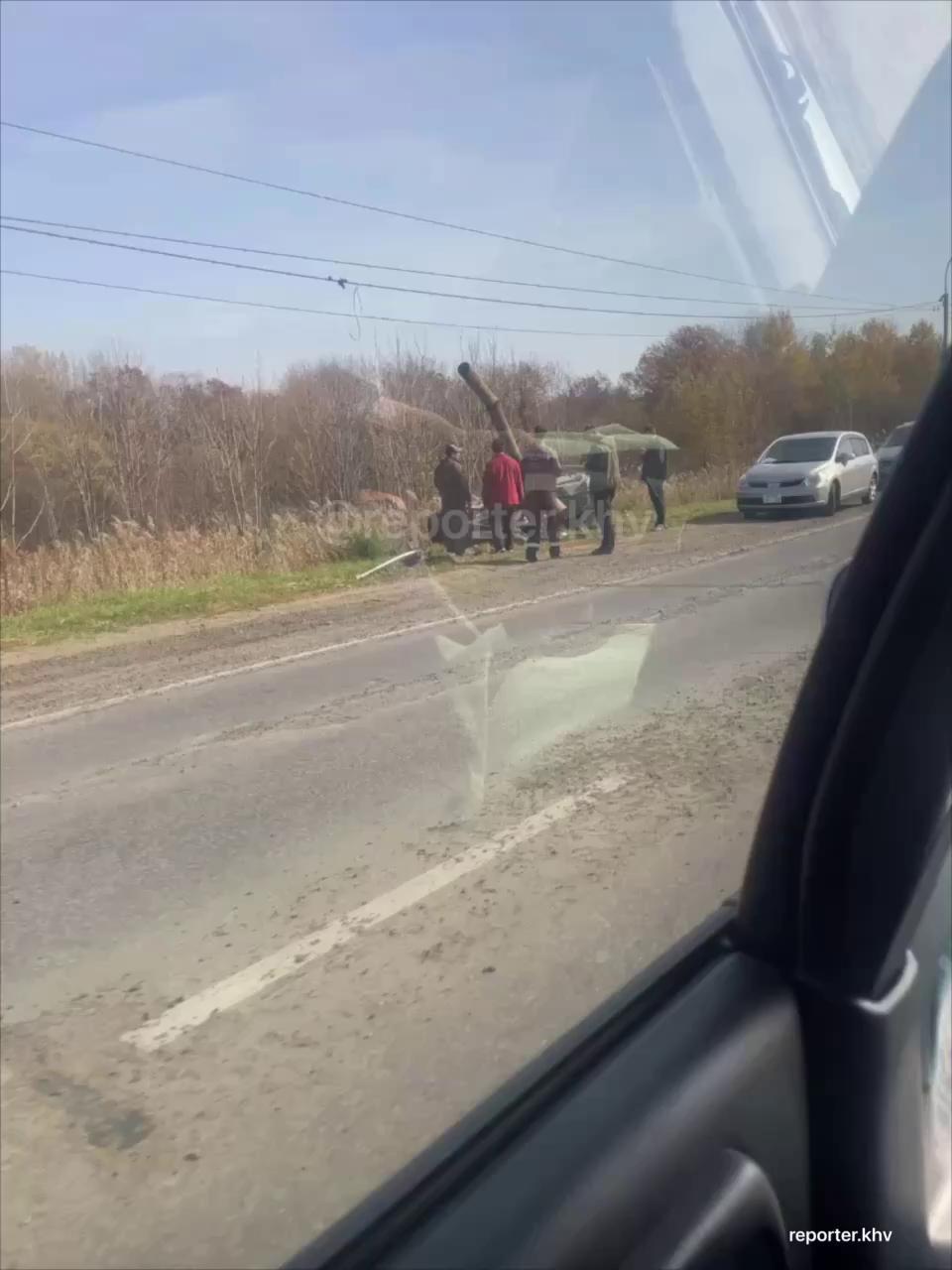 Машина улетела с дороги в результате неудачного обгона в Хабаровске 