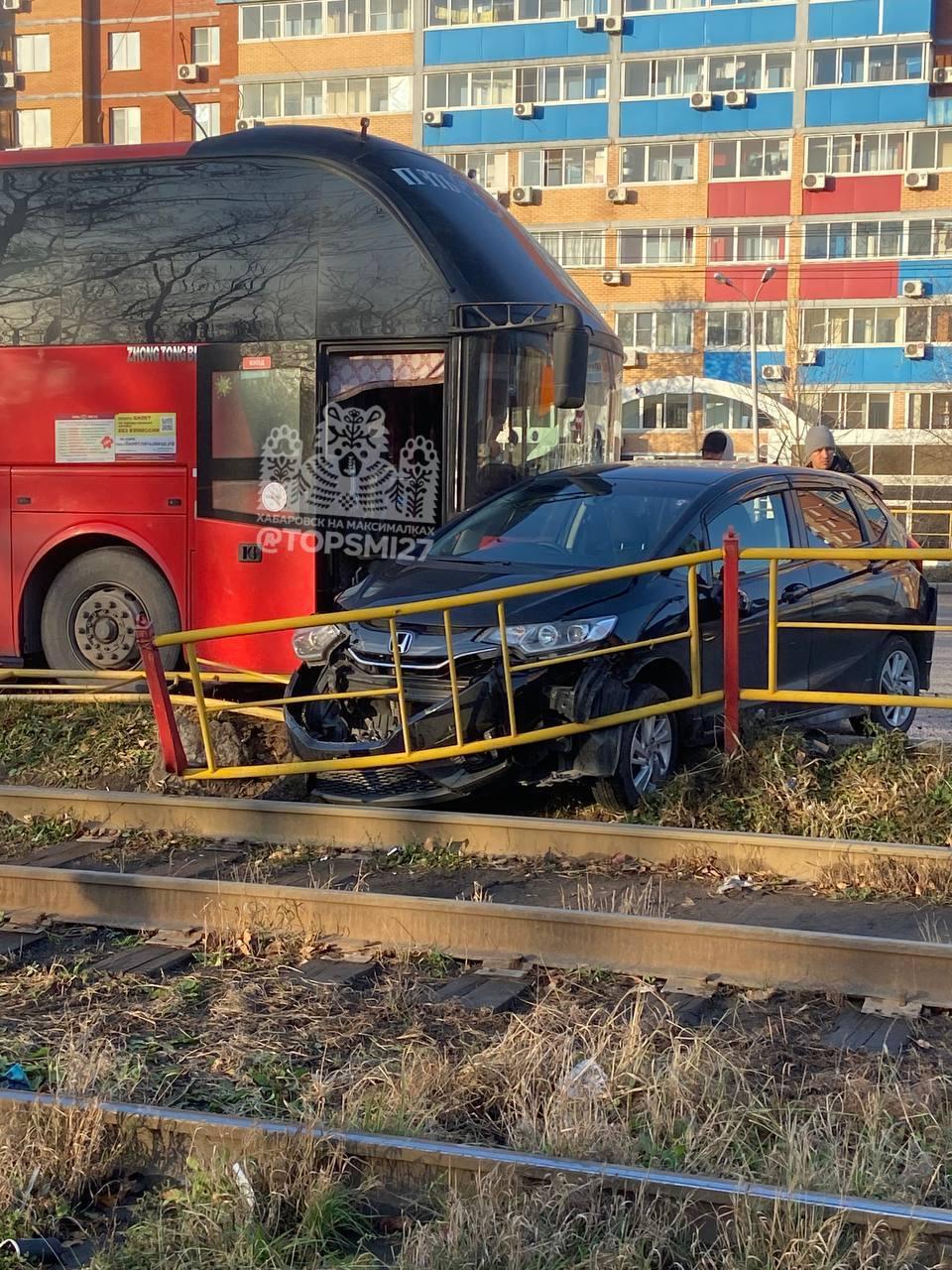 Автомобиль врезался в автобус и дорожный знак в Хабаровске 