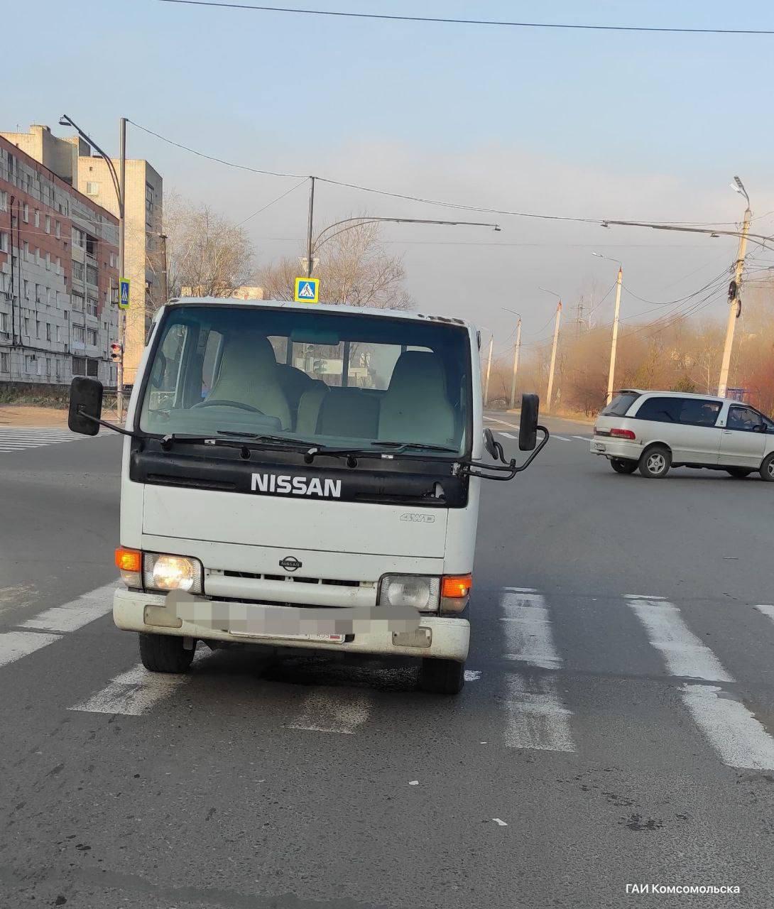 82-летняя бабушка перебегала дорогу на красный свет и попала под грузовик в Комсомольске 