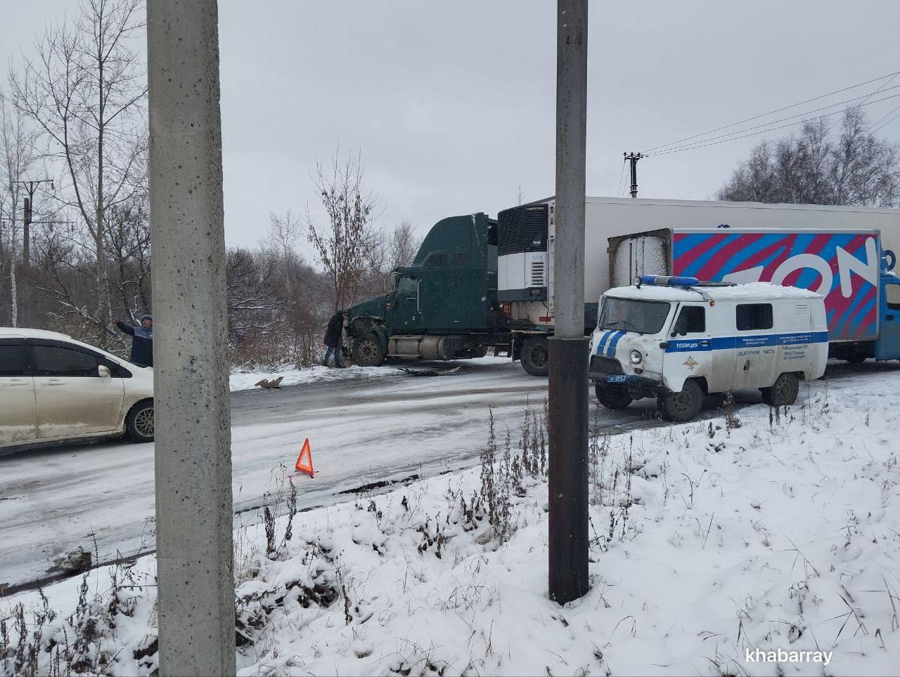 Фура и УАЗ полиции попали в аварию в Хабаровске