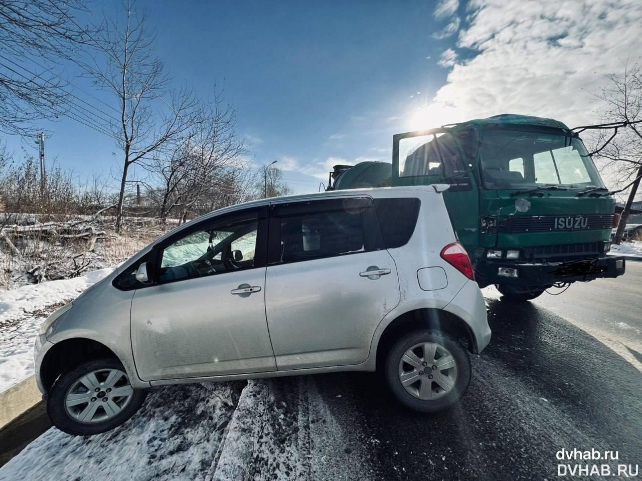 Гололед стал причиной ДТП с Toyota Ractis и бетономешалкой в  Хабаровске 