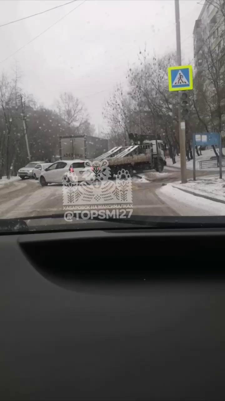 Два большегруза и легковушка столкнулись в Хабаровске 