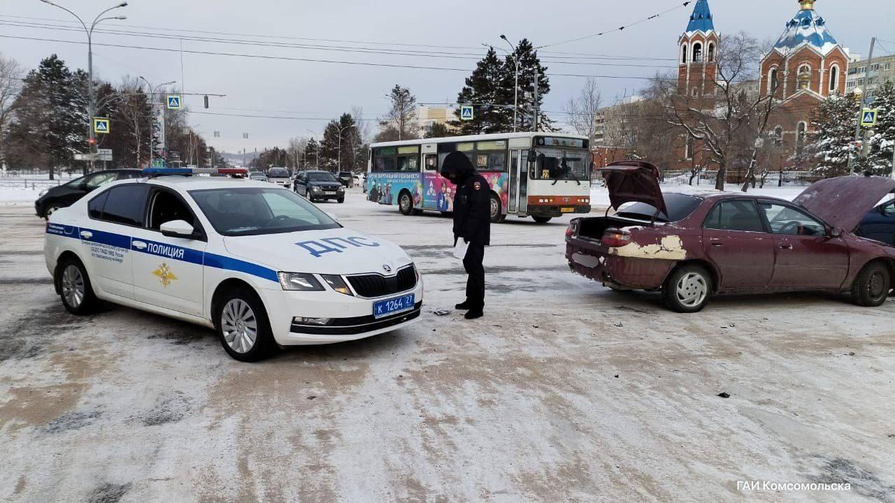 Сотрудники ДПС везли человека в больницу и попали в ДТП в Комсомольске 