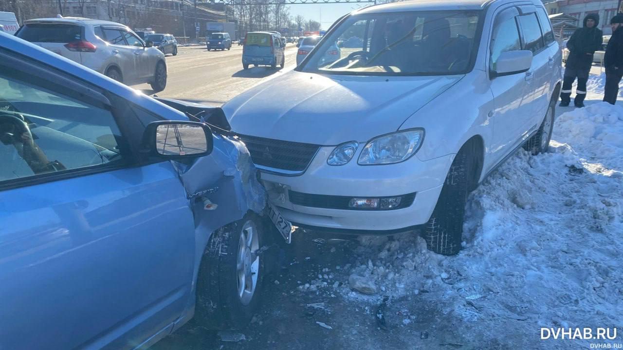 Toyota Prius и Mitsubishi Airtrek столкнулись на Краснореченской