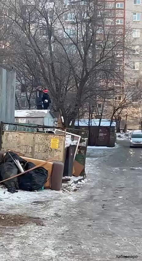 Дети «обстреливают» машины снежками и палками в Хабаровске