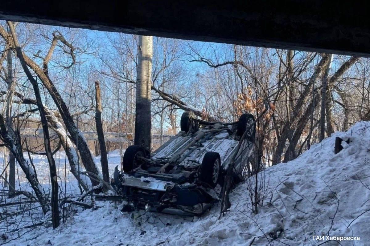 Водитель-пенсионер упал с моста вместе с машиной в Хабаровске