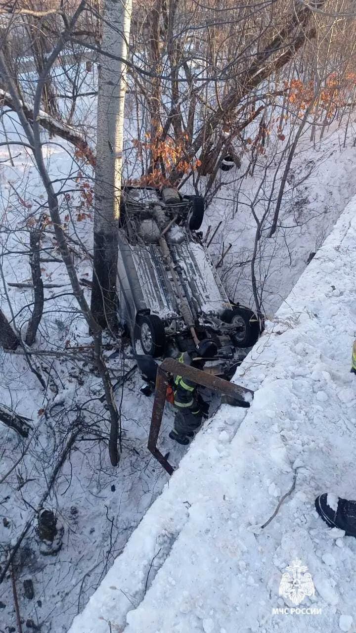 Сотрудник МЧС помог мужчине, попавшему в ДТП в районе Березовки 