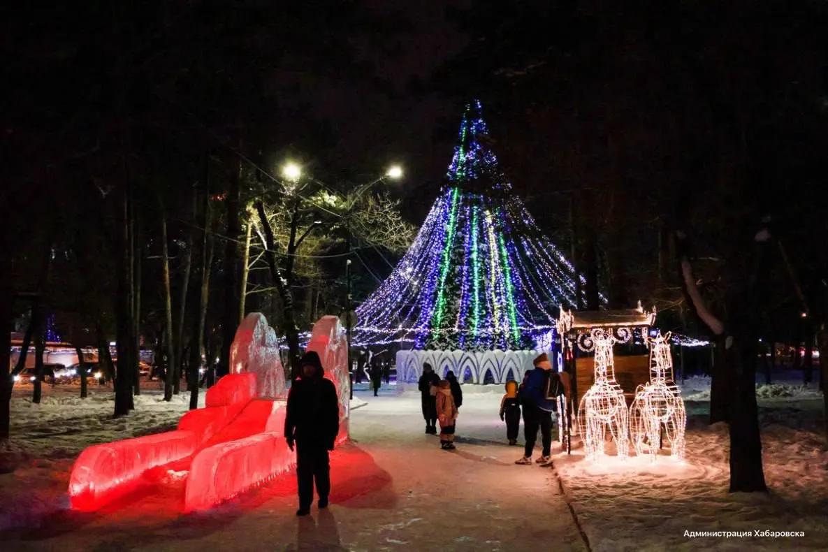 Новогодний городок открылся на Амурском бульваре в Хабаровске