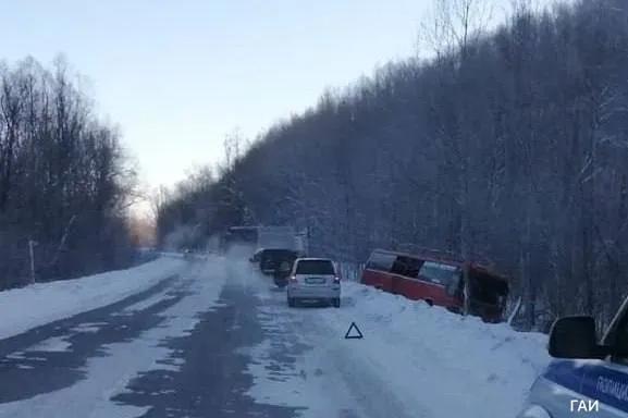 Автобус съехал в кювет в Солнечном районе 