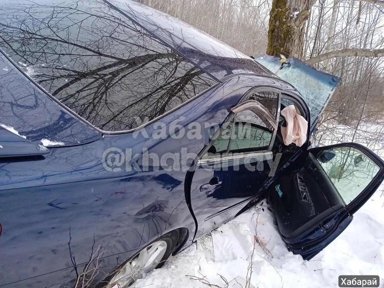 Машина влетела в дерево в районе имени Лазо