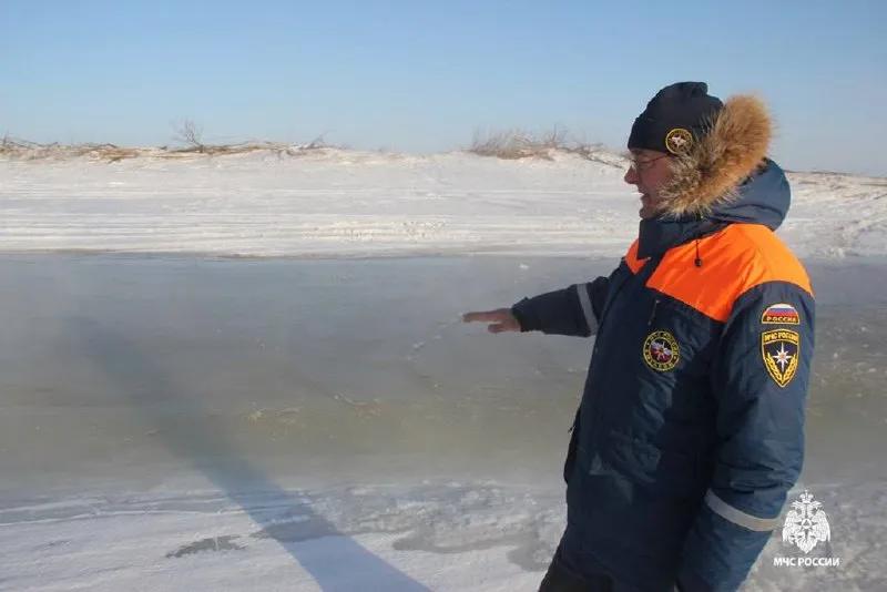 Вода вышла на поверхность льда в Амуре 