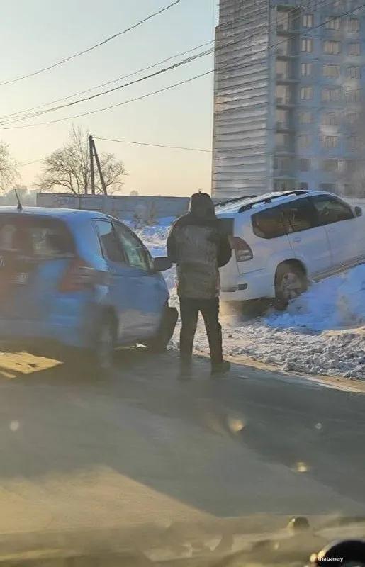 Водитель вогнал автомобиль в сугроб в Хабаровске