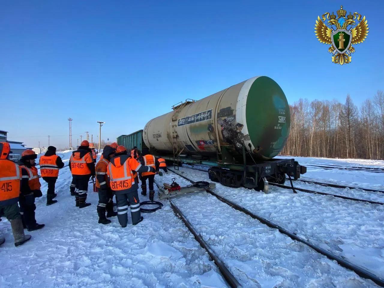 Цистерна с топливом и вагон сошли с рельсов в Хабаровском крае 