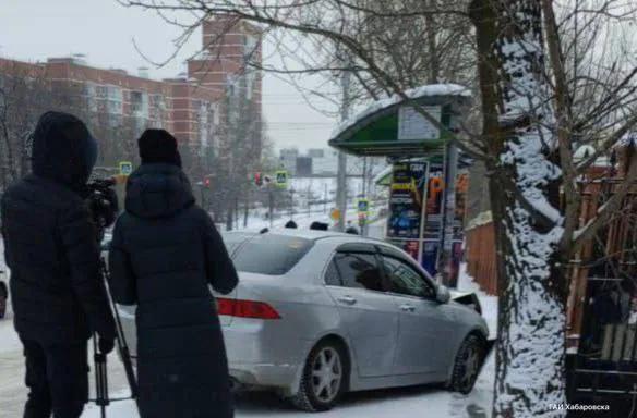 Водитель протаранил остановку в Хабаровске