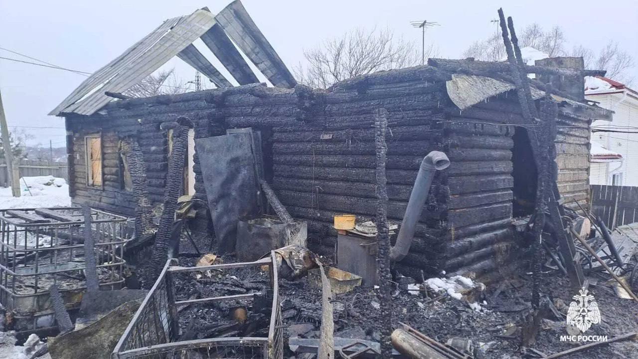 Семья с пятью детьми потеряла дом из-за пожара в Советской Гавани